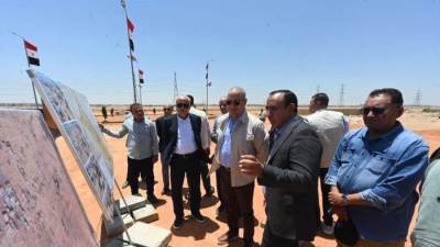 وزير الإسكان يتفقد أعمال الطرق الجارى تنفيذها بالمناطق المضافة لمدينة الشروق