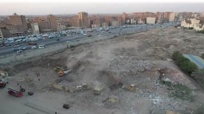 هشام آمنة : رفع 325 ألف طن مخلفات بالمناطق المحيطة بالمتحف المصري الكبير  بتكلفة 57 مليون جنيه