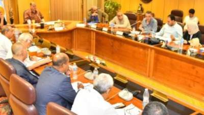 محافظ أسيوط يناقش الموقف التنفيذي لمشروعات الخطة الاستثمارية الجديدة 2023 - 2024