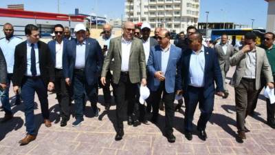وزير الإسكان  يتفقد مشروعى تطوير الممشى السياحى لمدينة الغردقة بطريق القرى السياحية والمجزر الآلى