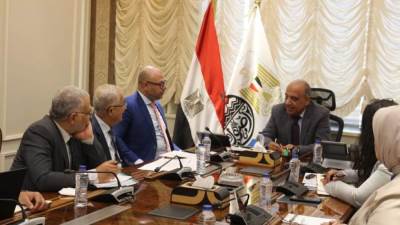 وزير قطاع الأعمال يبحث إجراءات إدراج القطن للتداول عبر بورصة السلع  