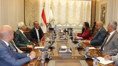 وزير قطاع الأعمال يبحث مع هيئة الشراء الموحد إنشاء أول مصنع لأكياس الدم في مصر