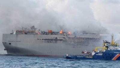 حريق سفينة ضخمة تحمل 3000 سيارة قادمة إلى مصر