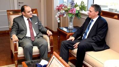 وزير الصناعة: فرص متميزة أمام شركات السيارات العالمية لتوطين صناعة السيارات الكهربائية في السوق المصري