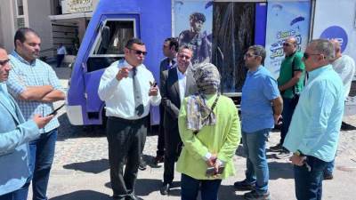 رئيس جهاز العاصمة الإدارية يتفقد سيارة مجهزة لتقديم خدمات التليفون الارضي لقاطني حي R 3