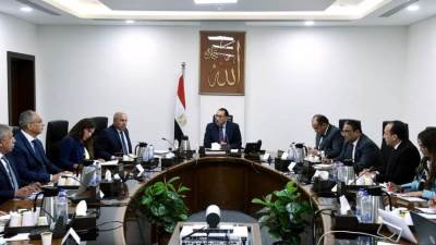 رئيس الوزراء يستعرض إجراءات تعظيم تجارة الترانزيت وإعادة التصدير   