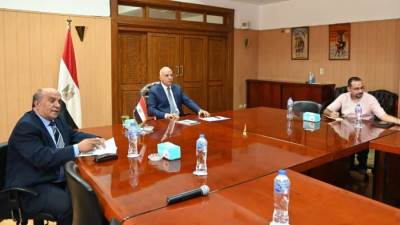 وزير الري يتابع الخطوات التنفيذية للتحول للرى الحديث بمزارع قصب السكر بالصعيد