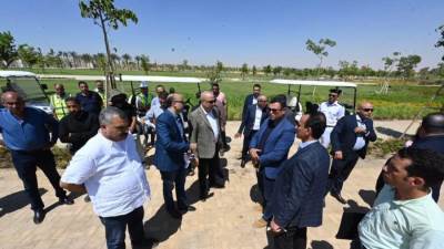 وزير الإسكان يتفقد المراحل الأخيرة لتنفيذ مشروع «كابيتال بارك» بالعاصمة الإدارية الجديدة