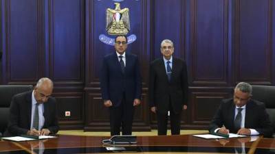 رئيس الوزراء يشهد توقيع وثيقة تحديد وإتاحة الأرض لتنفيذ مشروع لإنتاج الكهرباء غرب سوهاج 