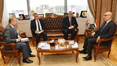 وزير الإسكان يبحث مع السفير العراقى دور شركات المقاولات المصرية فى تنفيذ المشروعات التنموية بالعراق