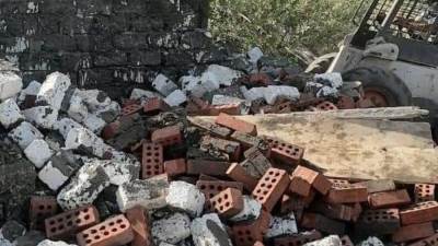 إزالة ٧ مقابر وأعمدة تم بنائها بالمخالفة بقرية الرياض  بمحافظة دمياط