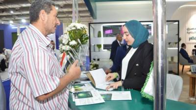 «البنك الزراعي» يستعرض أحدث برامجه التمويلية لتنمية القطاع  وتحقيق التنمية الريفية بمعرض صحارى 