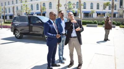 مستشار نائب رئيس جمهورية جنوب إفريقيا يزور مدينة العلمين الجديدة ويتفقد معالمها 