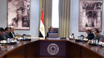 رئيس الوزراء يناقش آليات تحفيز المزارعين لزراعة المحاصيل المستهدفة وتفعيل الزراعات التعاقدية