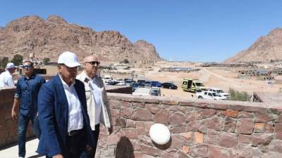 يضم فيلات وشاليهات و 16 بازار ..رئيس الوزراء يتفقد مشروع إنشاء المنتجع السياحي الجبلي بسانت كاترين