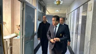 خلال زيارة مفاجئة ..وزير الصحة يوجه بتغيير شركة الأمن والنظافة  بمستشفى القاهرة الجديدة وفتح تحقيق في المخالفات 
