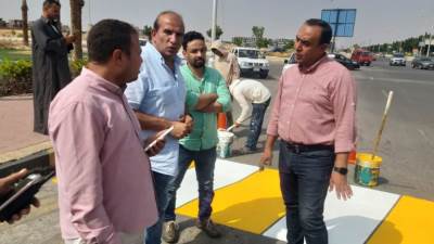 رئيس جهاز الشروق يعلن البدء فى إعادة الدهان المرورى للمطبات  بالمحاور الرئيسية بالمدينة