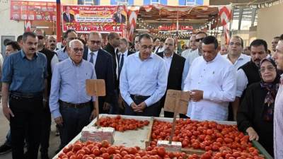 «مدبولي» خلال جولته ببورسعيد: الدولة مهتمة بإقامة أسواق حضارية حديثة بالمحافظات