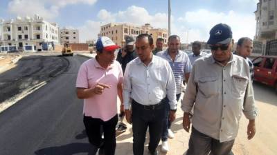 رئيس جهاز الشروق يعلن البدء فى إستكمال أعمال الرصف بالطرق الداخلية بحى النادى