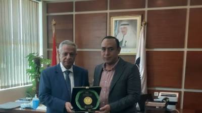 الجامعه العربية المفتوحة تُكرم رئيس جهاز الشروق لمجهوداته بالمدينة