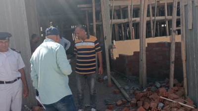 بمشاركة شرطة التعمير .. إزالة مخالفه بنائيه فى مهدها  بالحى الرابع بمدينة الشروق