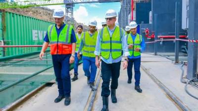 وزير الإسكان يتفقد سير العمل بمشروع سد ومحطة «جوليوس نيريرى» الكهرومائية على نهر روفيجى بتنزانيا