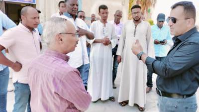 جولة تفقدية لرئيس جهاز مدينة طيبة الجديدة لموقف السرفيس والاستماع إلى شكاوى أصحاب السيارات 