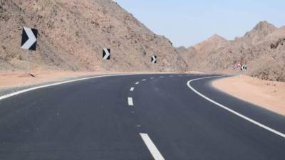 «الطرق والكباري»:  انتظام حركة سير المركبات بطريق «سفاجا -قنا» بالكامل في الاتجاهين 