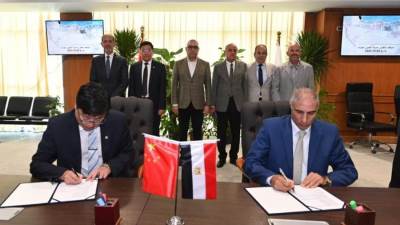 وزير الإسكان يشهد توقيع عقد تصميم وتنفيذ بحيرة العلمين «كريستال لاجون» بمنطقة الداون تاون 