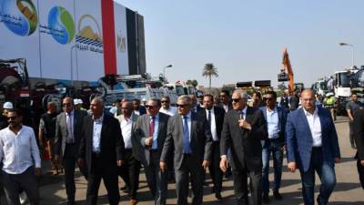 محافظ الجيزة ورئيس القابضة للمياه يشهدان اصطفاف المعدات لمواجهة الأزمات والكوارث الطبيعية