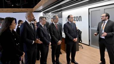 رئيس الوزراء يتفقد مركز أمازون لخدمة العملاء