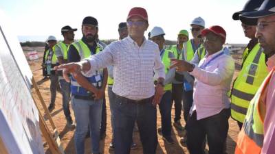 نائب وزير الإسكان وممثلو بنك التنمية الإفريقي يتفقدون مشروعات برنامج الصرف الصحي بالأقصر