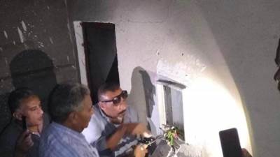 تنفيذ قرارات غلق وفصل مرافق بمنشآت وإزالة إشغالات في حملات مكبرة بالعبور