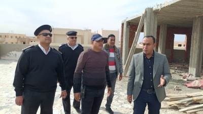 رئيس الجهاز يقود حملة لإزالة دور مخالف بأحد العقارات بالحى الرابع بالشروق 