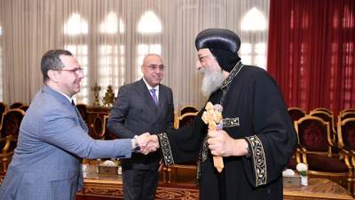 وزير الإسكان والبابا تواضروس الثاني يناقشان ملف الكنائس فى المدن الجديدة