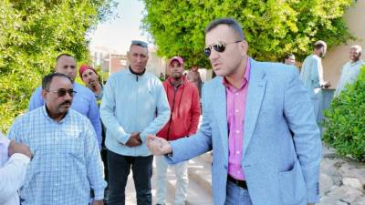 حملات مكثفة على المحال المخالفة بمدينة طيبة الجديدة