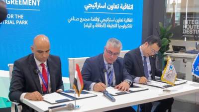 باستثمارات 50 مليون دولار .. رئيس اقتصادية السويس يشهد عقد تخصيص أرض صناعية لمجمع صناعة المغذيات الزراعية