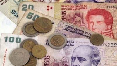 الأرجنتين تلغي عقود مشاريع البناء وتخفض قيمة عملتها إلى النصف