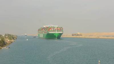 أسامة ربيع:حركة الملاحة بقناة السويس منتظمة