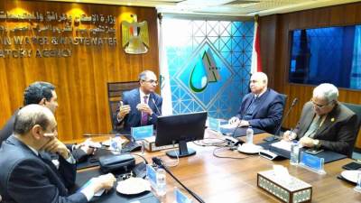 نائب وزير الإسكان يناقش فرص تطوير عدادات المياه الذكية بتكنولوجيا وصناعة مصرية متكاملة