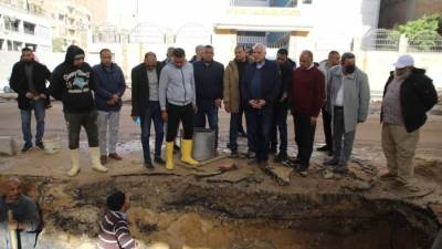 محافظ الجيزة يتفقد أعمال اصلاح كسر بماسورة مياه بتقاطع طريق الشيشيني مع المريوطية بفيصل
