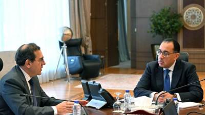 «مدبولي» يوجه بالتوسع في مبادرة تحويل السيارات للعمل بالغاز الطبيعي