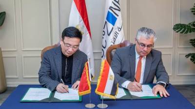 باستثمارات 50 مليون دولار .. «اقتصادية السويس» توقع عقد مشروع شركة «هينيواى» الصينية