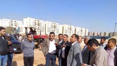 «مسئولو الإسكان » يتفقدون مشروعات المرافق والطرق بمدينة حدائق العاصمة