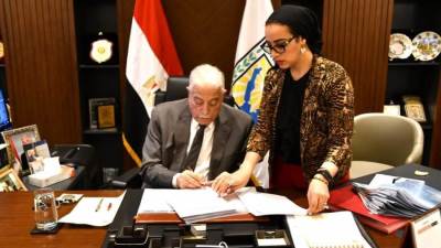 محافظ جنوب سيناء يعتمد 52 عقدا لتقنين أوضاع التصالح على البناء بمدينتي دهب والطور