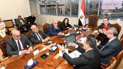 مسئولو الإسكان يستعرضون خطة إنشاء التجمعات المتطورة بمطروح 