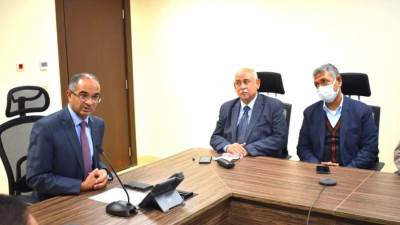 نائب وزير الإسكان يستقبل خبراء أحد المكاتب الاستشارية الدولية لبحث التعاون في معالجة الصرف الصحي واستخدام الحمأة