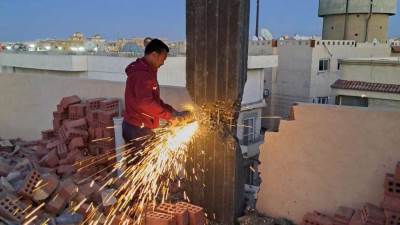 «الإسكان»: إزالة الأسوار المتعدية على محور عباس العقاد ومخالفات بناء بالقاهرة الجديدة