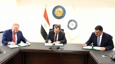 «البترول» توقع عقدين مع شركتين إنجليزية وكندية للتنقيب عن الذهب