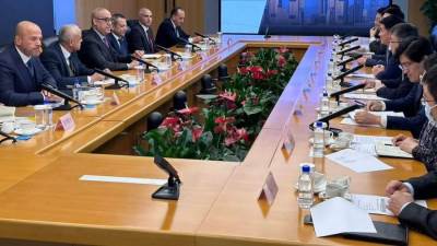 وزير الإسكان يستعرض مع الجهات المُمولة لمنطقة الأعمال المركزية بالعاصمة الإدارية الموقف المالى والتنفيذى للمشروع